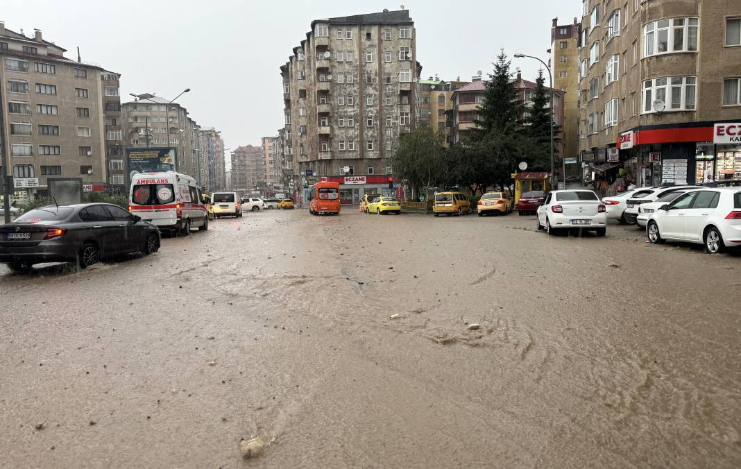 Erzurum'u sağanak vurdu! Evleri su bastı araçlar yolda mahsur kaldı - Resim: 12